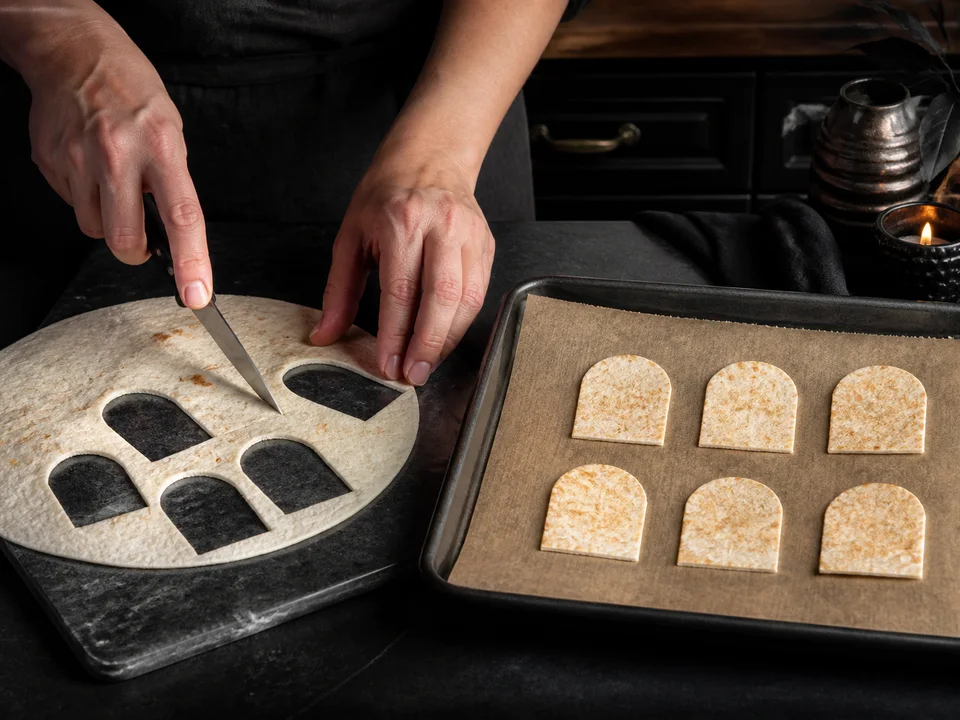 Sechs aus einem Tortilla-Wrap geschnittene Grabsteine werden knusprig gebacken