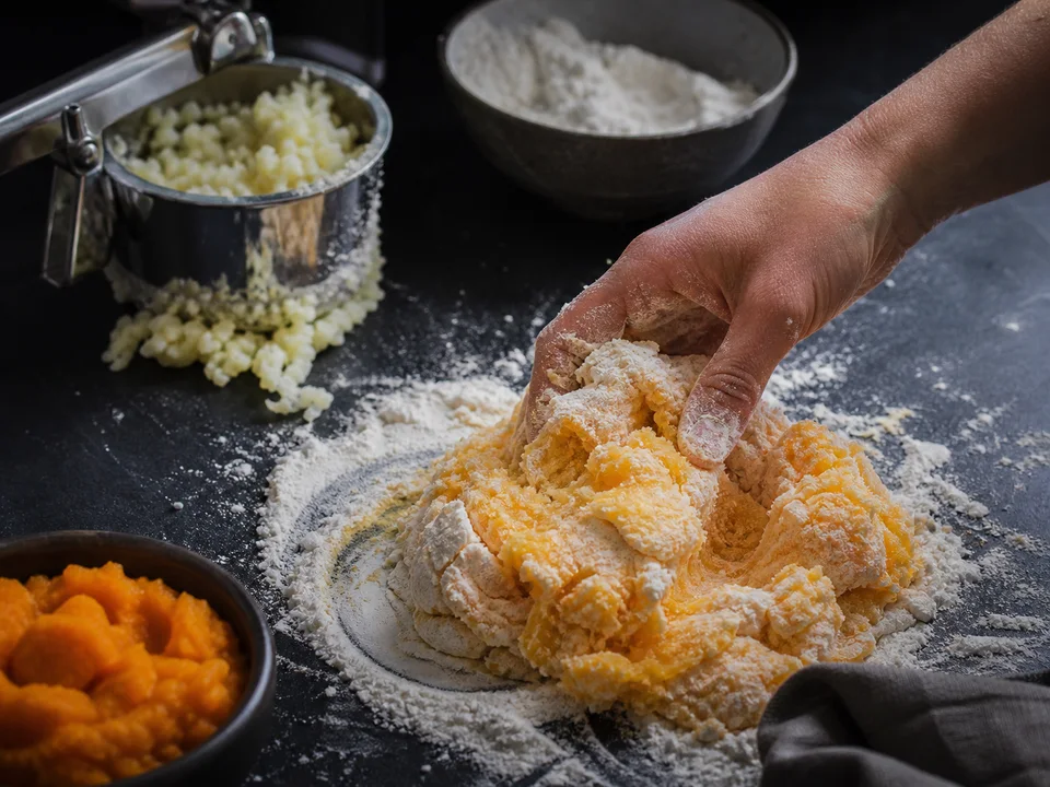 Geröstetes Kürbispüree und gepresste Kartoffeln werden zu Gnocchiteig verbunden